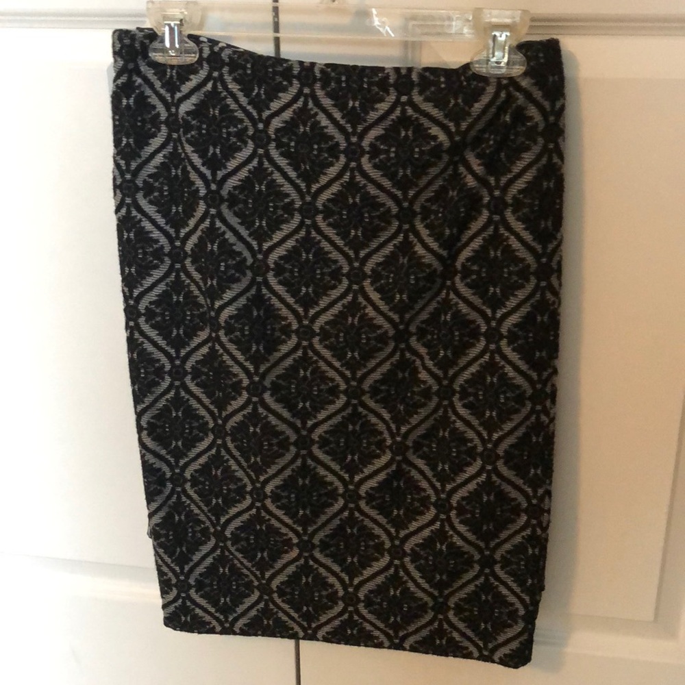 🔥Super cute form fitting black/ gray pencil skirt